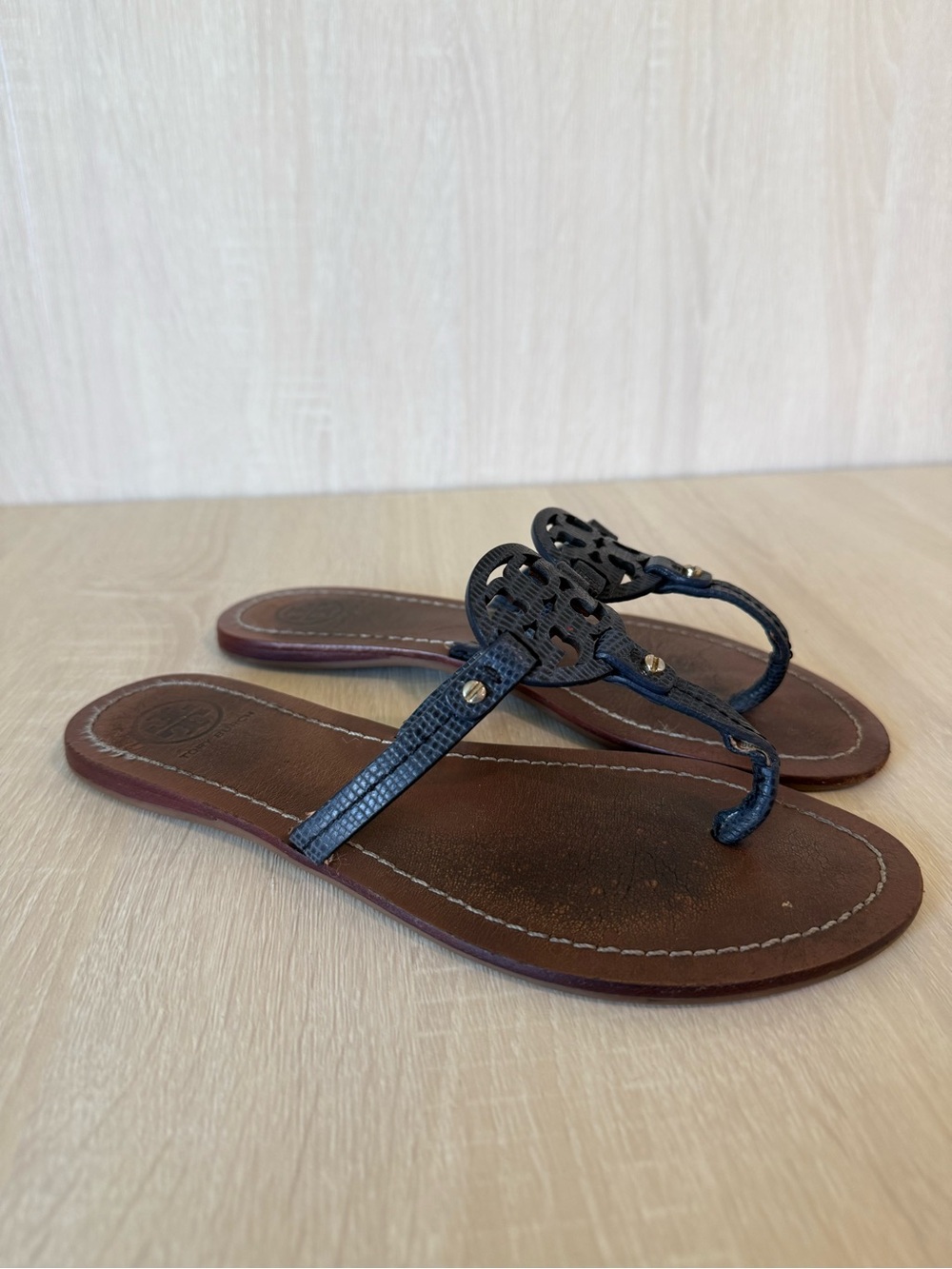 Tory Burch Miller Blue Leather Thong Sandals Women Size 6.5 Flat Logo Medallion - Picture 4 of 12